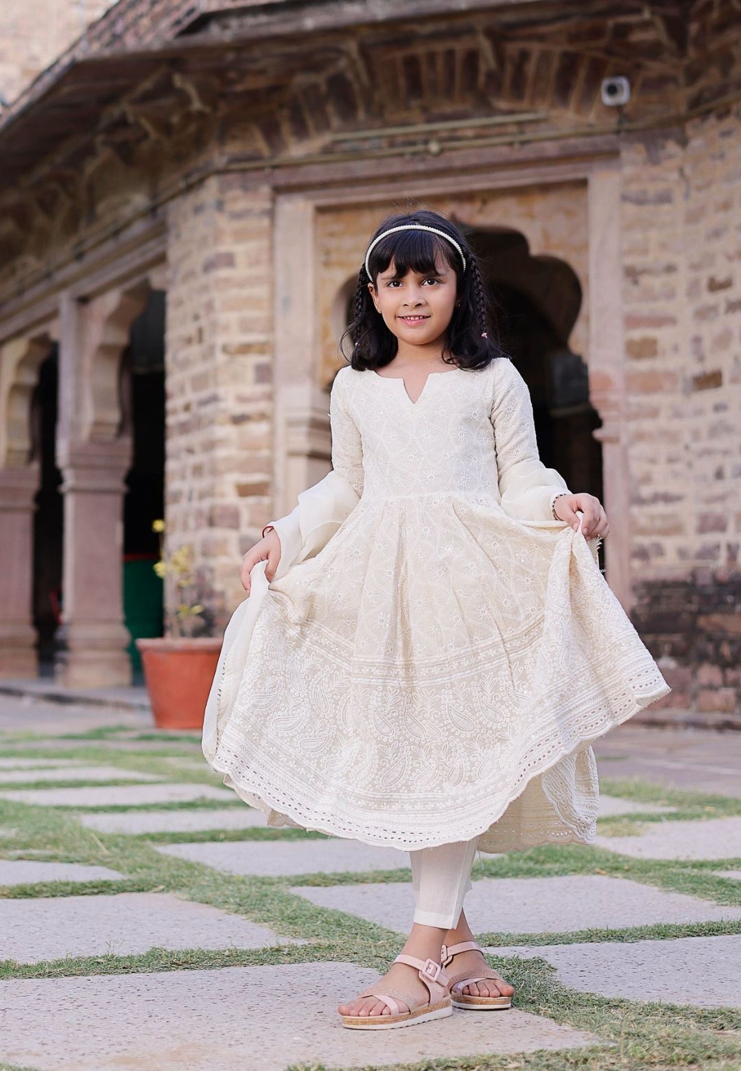 WHITE CHIKAN EMBROIDERED COTTON SUIT SET