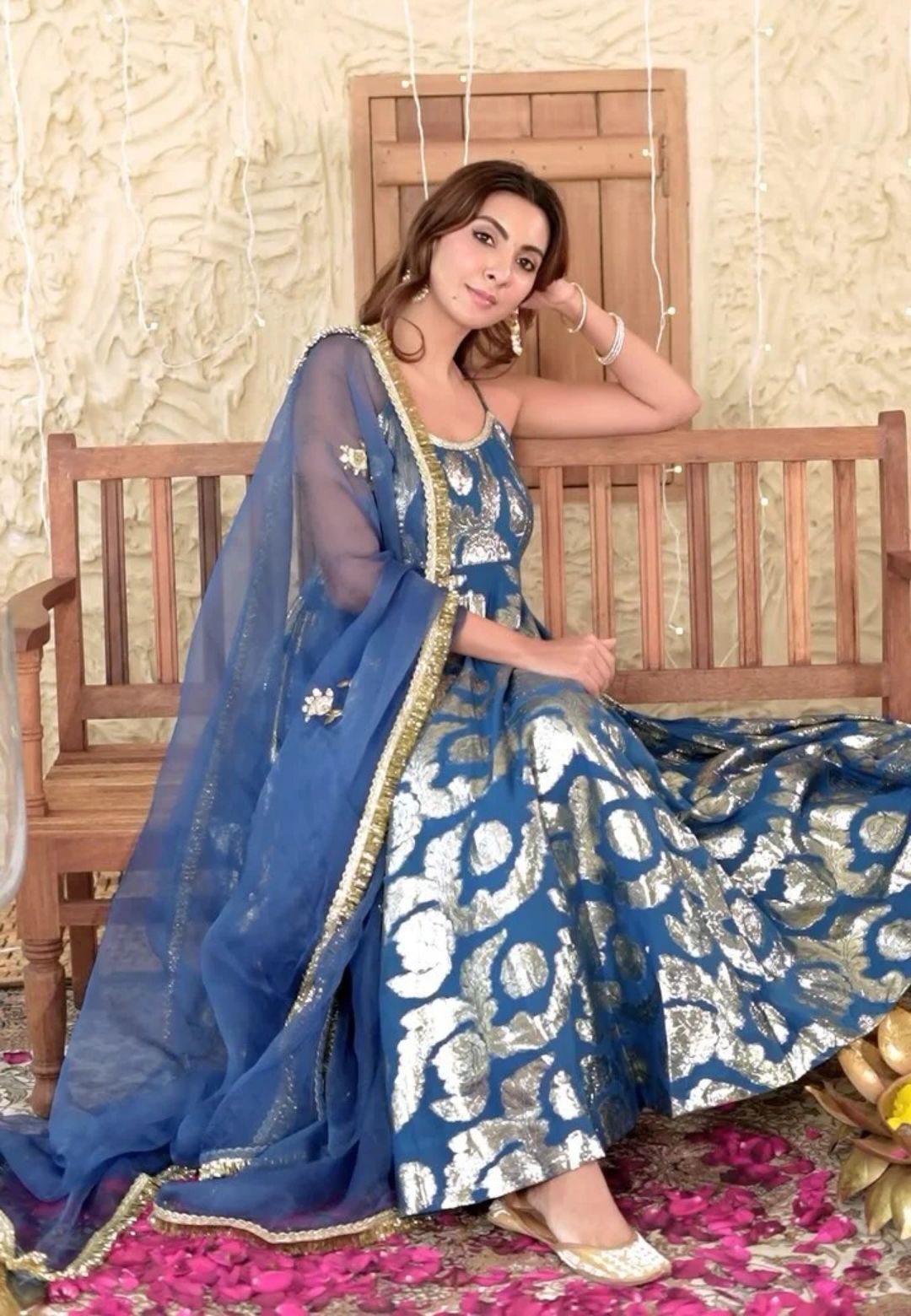 BLUE VRINDHA SLEEVELESS JACQUARD SUIT SET